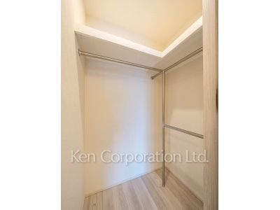 TAKANAWA GATEWAY CITY RESIDENCEの写真 ウォークインクローゼット※画像は同タイプの1016号室（SIタイプ・スノーグレージュ）です。階数・カラータイプが異なる場合があります。 ※10階の同じ間取タイプを撮影。仕様が異なることがあります。