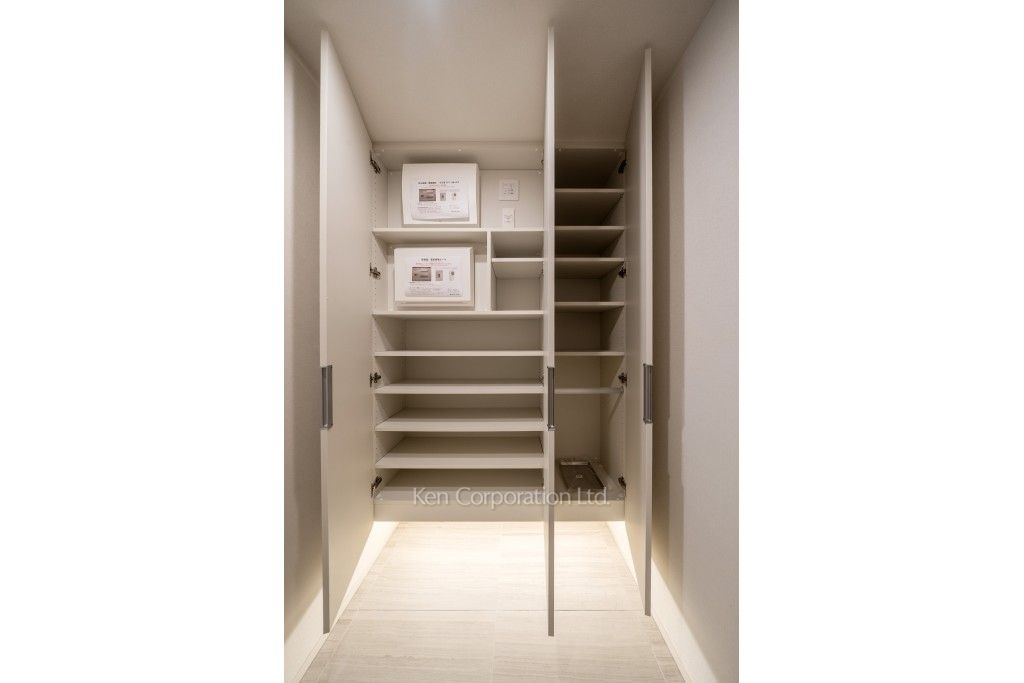 TAKANAWA GATEWAY CITY RESIDENCEの写真 シューズクローゼット※画像は同タイプの1016号室（SIタイプ・スノーグレージュ）です。階数・カラータイプが異なる場合があります。 ※10階の同じ間取タイプを撮影。仕様が異なることがあります。