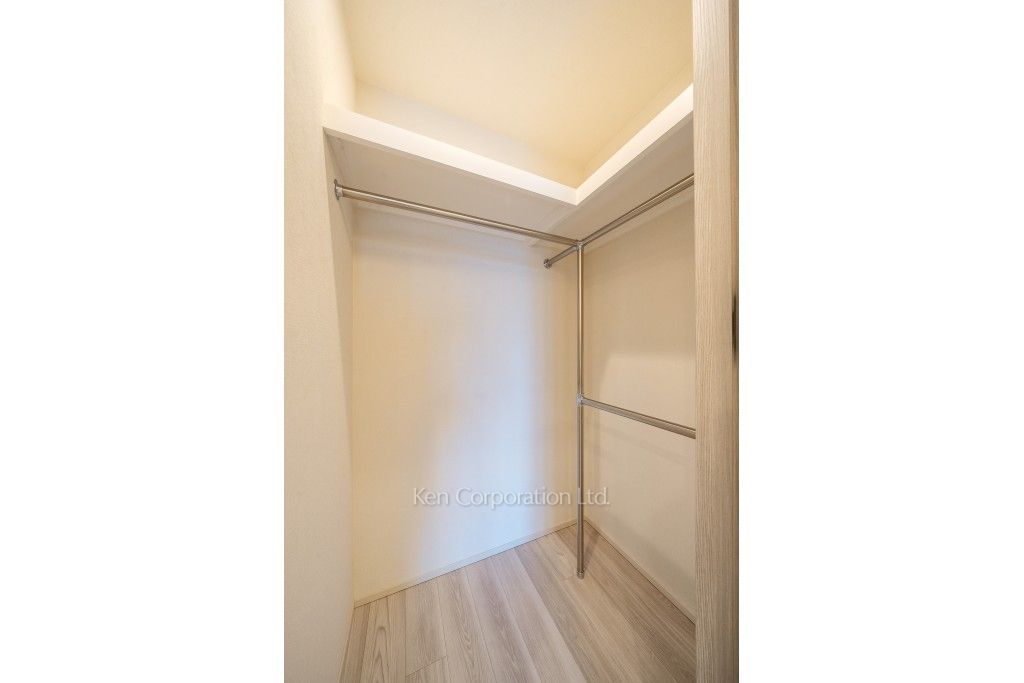 TAKANAWA GATEWAY CITY RESIDENCEの写真 ウォークインクローゼット※画像は同タイプの1016号室（SIタイプ・スノーグレージュ）です。階数・カラータイプが異なる場合があります。 ※10階の同じ間取タイプを撮影。仕様が異なることがあります。