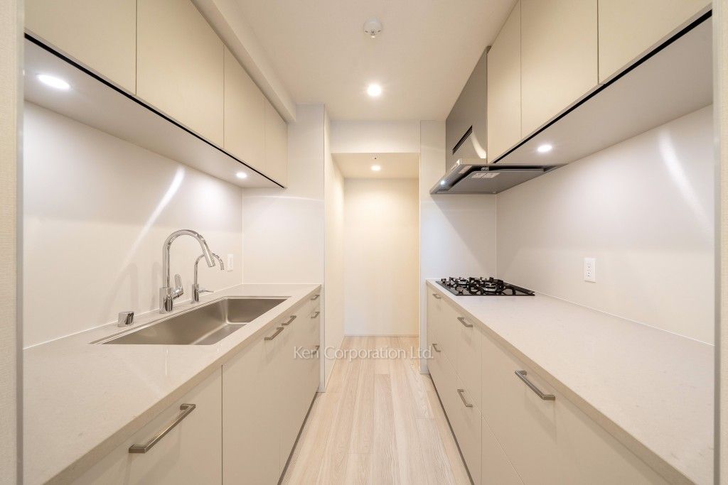 TAKANAWA GATEWAY CITY RESIDENCEの写真 キッチン※画像は同タイプの1016号室（SIタイプ・スノーグレージュ）です。階数・カラータイプが異なる場合があります。※画像では、冷蔵庫が未設置ですが、今後設置されます。 ※10階の同じ間取タイプを撮影。仕様が異なることがあります。