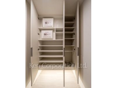 TAKANAWA GATEWAY CITY RESIDENCEの写真 シューズクローゼット※画像は同タイプの1016号室（SIタイプ・スノーグレージュ）です。階数・カラータイプが異なる場合があります。 ※10階の同じ間取タイプを撮影。仕様が異なることがあります。