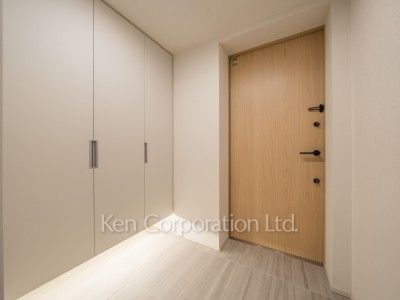 TAKANAWA GATEWAY CITY RESIDENCEの写真 玄関※画像は同タイプの1016号室（SIタイプ・スノーグレージュ）です。階数・カラータイプが異なる場合があります。 ※10階の同じ間取タイプを撮影。仕様が異なることがあります。