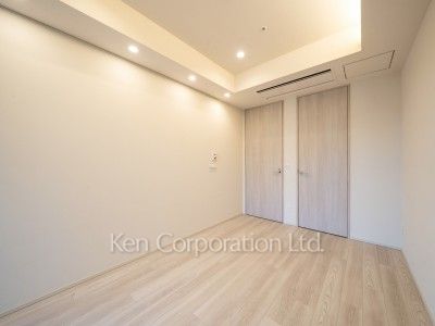 TAKANAWA GATEWAY CITY RESIDENCEの写真 マスターベッドルーム※画像は同タイプの1016号室（SIタイプ・スノーグレージュ）です。階数・カラータイプが異なる場合があります。 ※10階の同じ間取タイプを撮影。仕様が異なることがあります。