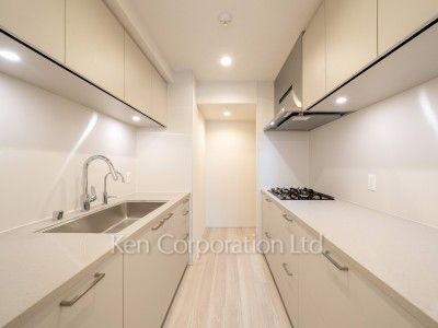 TAKANAWA GATEWAY CITY RESIDENCEの写真 キッチン※画像は同タイプの1016号室（SIタイプ・スノーグレージュ）です。階数・カラータイプが異なる場合があります。※画像では、冷蔵庫が未設置ですが、今後設置されます。 ※10階の同じ間取タイプを撮影。仕様が異なることがあります。