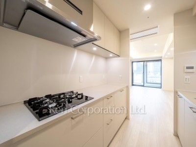 TAKANAWA GATEWAY CITY RESIDENCEの写真 キッチン※画像は同タイプの1016号室（SIタイプ・スノーグレージュ）です。階数・カラータイプが異なる場合があります。※画像では、冷蔵庫が未設置ですが、今後設置されます。 ※10階の同じ間取タイプを撮影。仕様が異なることがあります。