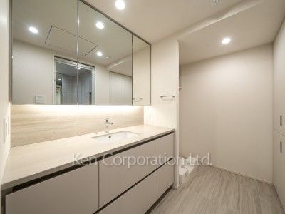 TAKANAWA GATEWAY CITY RESIDENCEの写真 パウダールーム※画像は同タイプの1016号室（SIタイプ・スノーグレージュ）です。階数・カラータイプが異なる場合があります。※画像では、洗濯乾燥機が未設置ですが、今後設置されます。 ※10階の同じ間取タイプを撮影。仕様が異なることがあります。