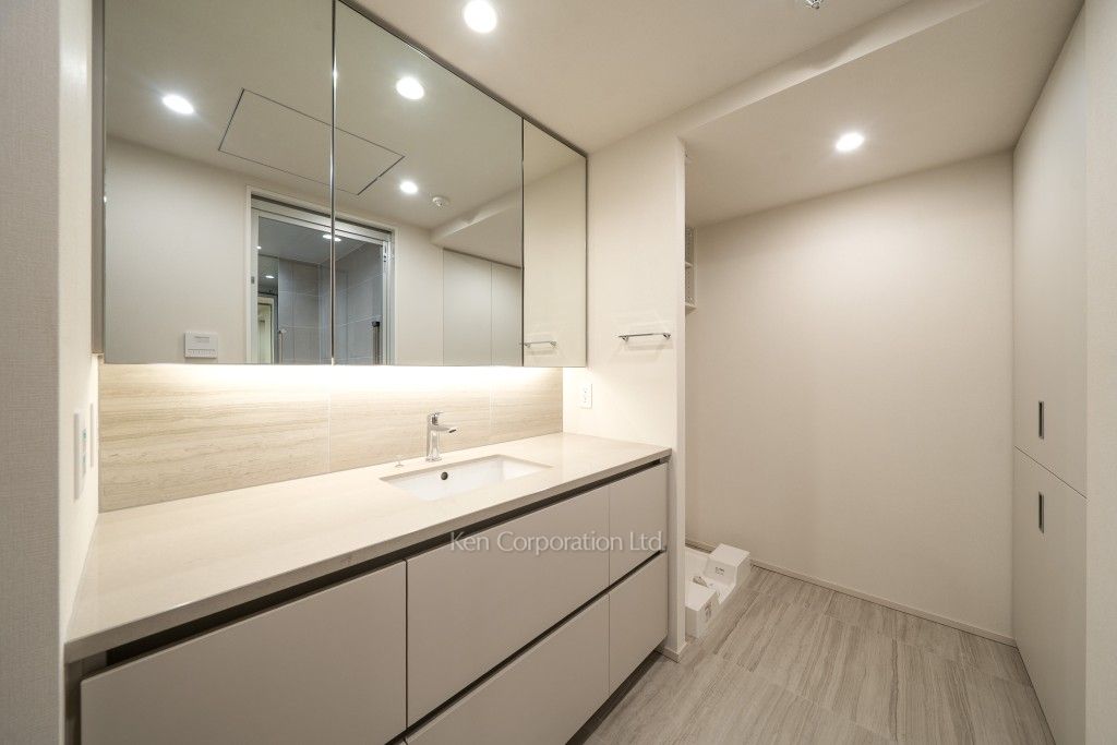 TAKANAWA GATEWAY CITY RESIDENCEの写真 パウダールーム※画像は同タイプの1016号室（SIタイプ・スノーグレージュ）です。階数・カラータイプが異なる場合があります。※画像では、洗濯乾燥機が未設置ですが、今後設置されます。 ※10階の同じ間取タイプを撮影。仕様が異なることがあります。