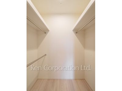 TAKANAWA GATEWAY CITY RESIDENCEの写真 ウォークインクローゼット※画像は同タイプの1014号室（SKタイプ・スノーグレージュ）です。階数・カラータイプが異なる場合があります。 ※10階の同じ間取タイプを撮影。仕様が異なることがあります。