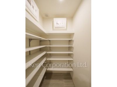 TAKANAWA GATEWAY CITY RESIDENCEの写真 シューズインクローゼット※画像は同タイプの1014号室（SKタイプ・スノーグレージュ）です。階数・カラータイプが異なる場合があります。 ※10階の同じ間取タイプを撮影。仕様が異なることがあります。