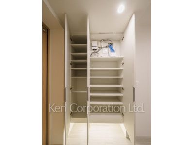 TAKANAWA GATEWAY CITY RESIDENCEの写真 シューズクローゼット※画像は同タイプの1014号室（SKタイプ・スノーグレージュ）です。階数・カラータイプが異なる場合があります。 ※10階の同じ間取タイプを撮影。仕様が異なることがあります。