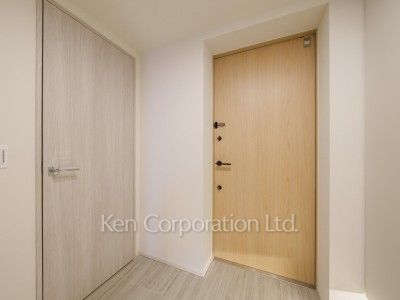 TAKANAWA GATEWAY CITY RESIDENCEの写真 玄関※画像は同タイプの1014号室（SKタイプ・スノーグレージュ）です。階数・カラータイプが異なる場合があります。 ※10階の同じ間取タイプを撮影。仕様が異なることがあります。