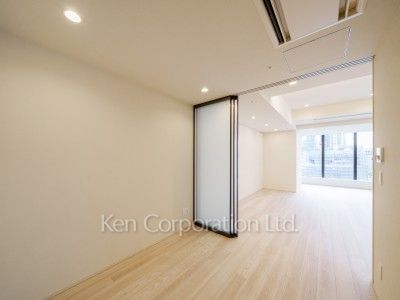 TAKANAWA GATEWAY CITY RESIDENCEの写真 ベッドルーム※画像は同タイプの1014号室（SKタイプ・スノーグレージュ）です。階数・カラータイプが異なる場合があります。 ※10階の同じ間取タイプを撮影。仕様が異なることがあります。