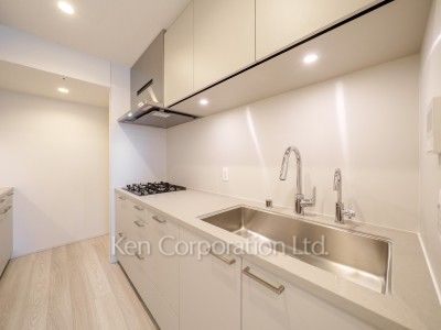 TAKANAWA GATEWAY CITY RESIDENCEの写真 キッチン※画像は同タイプの1014号室（SKタイプ・スノーグレージュ）です。階数・カラータイプが異なる場合があります。※画像では、冷蔵庫が未設置ですが、今後設置されます。 ※10階の同じ間取タイプを撮影。仕様が異なることがあります。