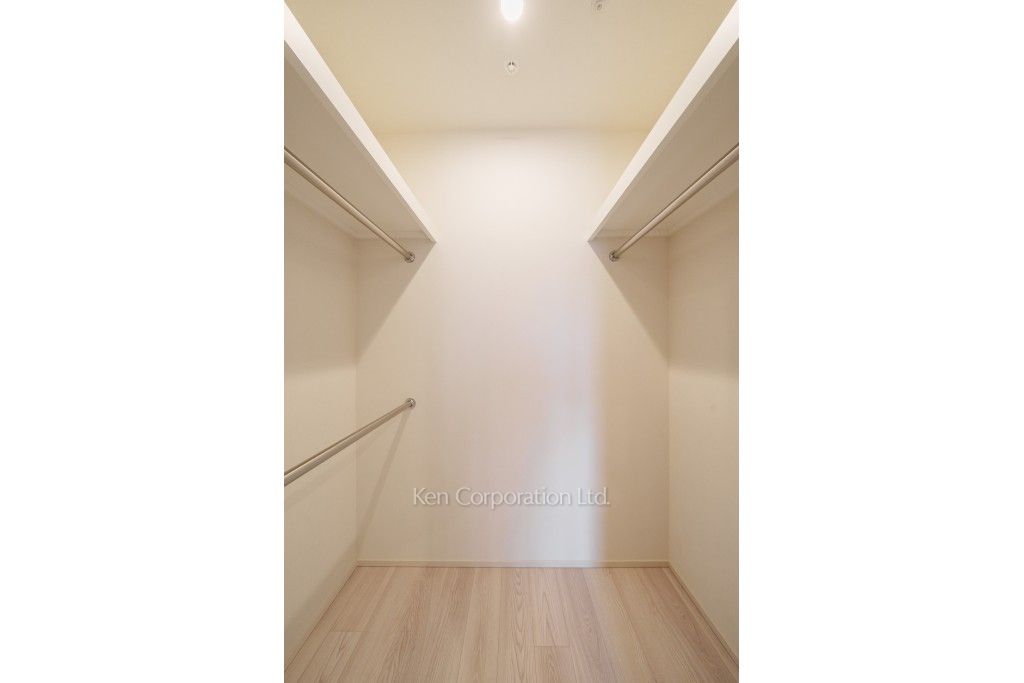 TAKANAWA GATEWAY CITY RESIDENCEの写真 ウォークインクローゼット※画像は同タイプの1014号室（SKタイプ・スノーグレージュ）です。階数・カラータイプが異なる場合があります。 ※10階の同じ間取タイプを撮影。仕様が異なることがあります。