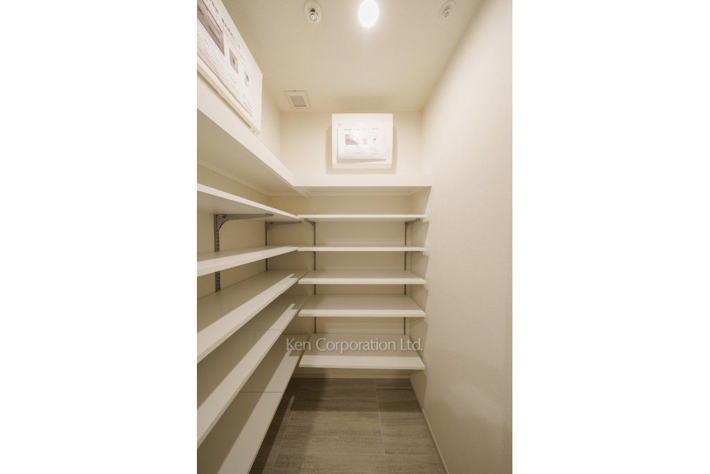 TAKANAWA GATEWAY CITY RESIDENCEの写真 シューズインクローゼット※画像は同タイプの1014号室（SKタイプ・スノーグレージュ）です。階数・カラータイプが異なる場合があります。 ※10階の同じ間取タイプを撮影。仕様が異なることがあります。