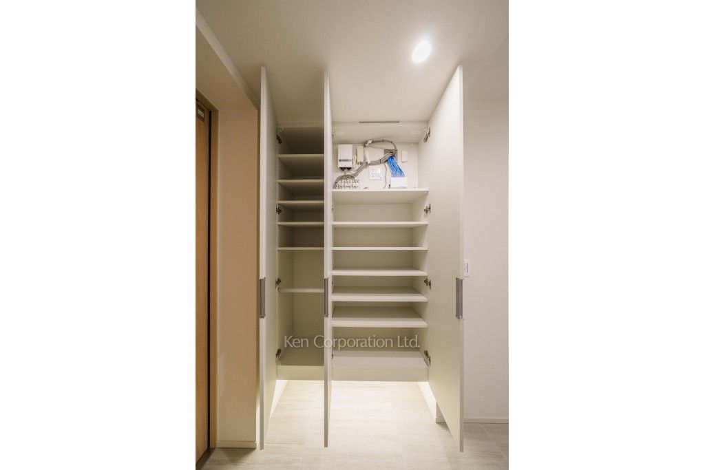 TAKANAWA GATEWAY CITY RESIDENCEの写真 シューズクローゼット※画像は同タイプの1014号室（SKタイプ・スノーグレージュ）です。階数・カラータイプが異なる場合があります。 ※10階の同じ間取タイプを撮影。仕様が異なることがあります。