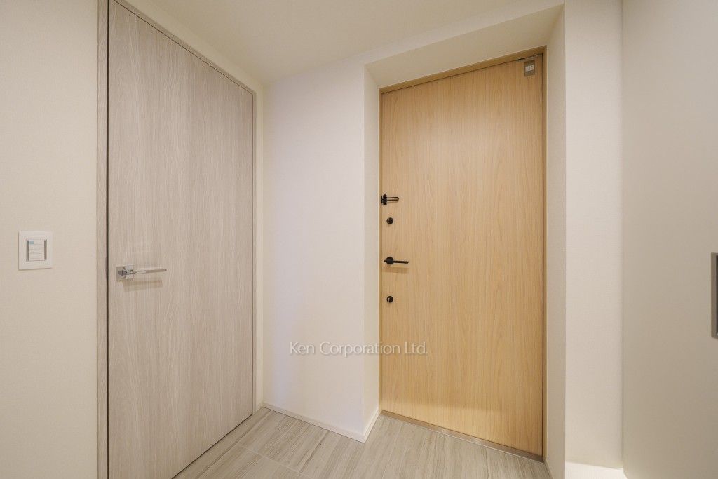 TAKANAWA GATEWAY CITY RESIDENCEの写真 玄関※画像は同タイプの1014号室（SKタイプ・スノーグレージュ）です。階数・カラータイプが異なる場合があります。 ※10階の同じ間取タイプを撮影。仕様が異なることがあります。