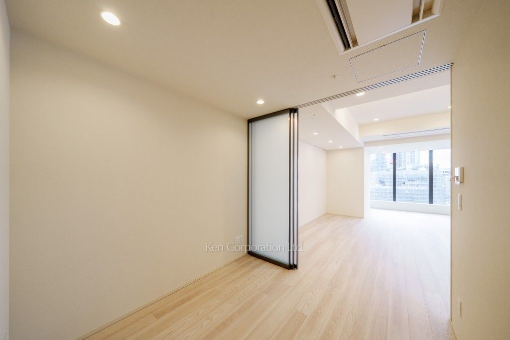 TAKANAWA GATEWAY CITY RESIDENCEの写真 ベッドルーム※画像は同タイプの1014号室（SKタイプ・スノーグレージュ）です。階数・カラータイプが異なる場合があります。 ※10階の同じ間取タイプを撮影。仕様が異なることがあります。