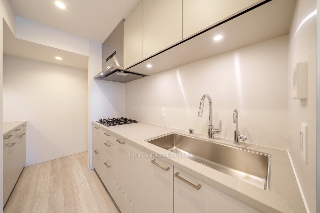 TAKANAWA GATEWAY CITY RESIDENCEの写真 キッチン※画像は同タイプの1014号室（SKタイプ・スノーグレージュ）です。階数・カラータイプが異なる場合があります。※画像では、冷蔵庫が未設置ですが、今後設置されます。 ※10階の同じ間取タイプを撮影。仕様が異なることがあります。