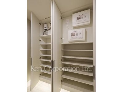 TAKANAWA GATEWAY CITY RESIDENCEの写真 シューズクローゼット※画像は同タイプの1013号室（SLタイプ・スノーグレージュ）です。階数・カラータイプが異なる場合があります。 ※10階の同じ間取タイプを撮影。仕様が異なることがあります。