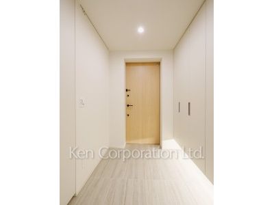 TAKANAWA GATEWAY CITY RESIDENCEの写真 玄関※画像は同タイプの1013号室（SLタイプ・スノーグレージュ）です。階数・カラータイプが異なる場合があります。 ※10階の同じ間取タイプを撮影。仕様が異なることがあります。