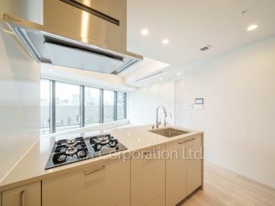 TAKANAWA GATEWAY CITY RESIDENCEの写真 キッチン※画像は同タイプの1013号室（SLタイプ・スノーグレージュ）です。階数・カラータイプが異なる場合があります。 ※10階の同じ間取タイプを撮影。仕様が異なることがあります。