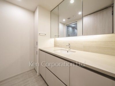 TAKANAWA GATEWAY CITY RESIDENCEの写真 パウダールーム※画像は同タイプの1013号室（SLタイプ・スノーグレージュ）です。階数・カラータイプが異なる場合があります。 ※10階の同じ間取タイプを撮影。仕様が異なることがあります。