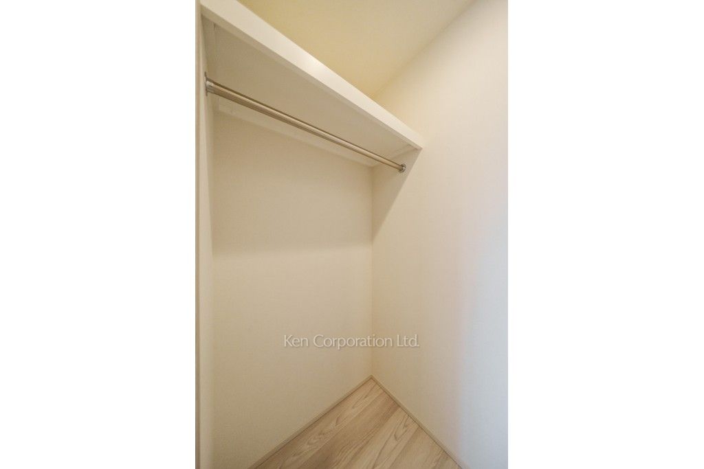 TAKANAWA GATEWAY CITY RESIDENCEの写真 ウォークインクローゼット※画像は同タイプの1013号室（SLタイプ・スノーグレージュ）です。階数・カラータイプが異なる場合があります。 ※10階の同じ間取タイプを撮影。仕様が異なることがあります。