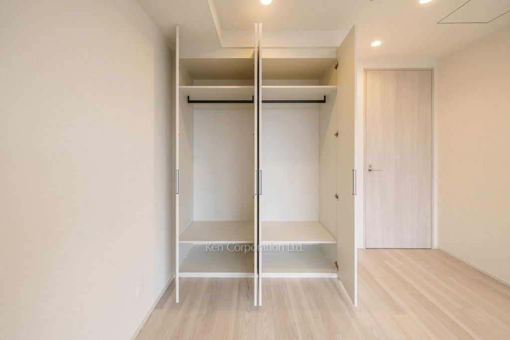 TAKANAWA GATEWAY CITY RESIDENCEの写真 クローゼット※画像は同タイプの1013号室（SLタイプ・スノーグレージュ）です。階数・カラータイプが異なる場合があります。 ※10階の同じ間取タイプを撮影。仕様が異なることがあります。