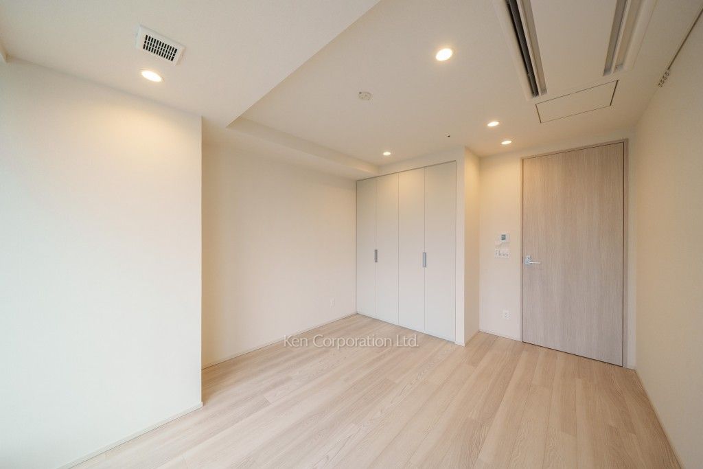 TAKANAWA GATEWAY CITY RESIDENCEの写真 マスターベッドルーム※画像は同タイプの1013号室（SLタイプ・スノーグレージュ）です。階数・カラータイプが異なる場合があります。 ※10階の同じ間取タイプを撮影。仕様が異なることがあります。