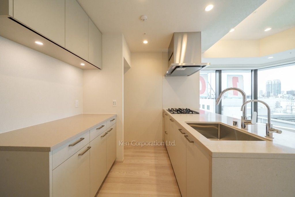 TAKANAWA GATEWAY CITY RESIDENCEの写真 キッチン※画像は同タイプの1013号室（SLタイプ・スノーグレージュ）です。階数・カラータイプが異なる場合があります。※画像では、冷蔵庫が未設置ですが、今後設置されます。 ※10階の同じ間取タイプを撮影。仕様が異なることがあります。