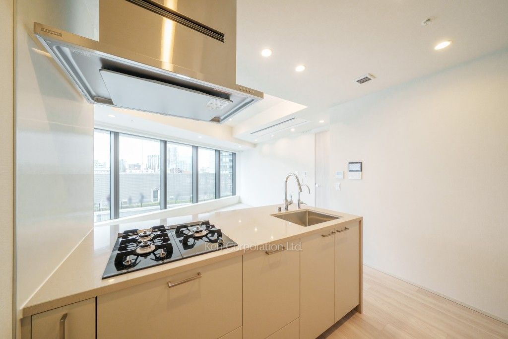 TAKANAWA GATEWAY CITY RESIDENCEの写真 キッチン※画像は同タイプの1013号室（SLタイプ・スノーグレージュ）です。階数・カラータイプが異なる場合があります。 ※10階の同じ間取タイプを撮影。仕様が異なることがあります。