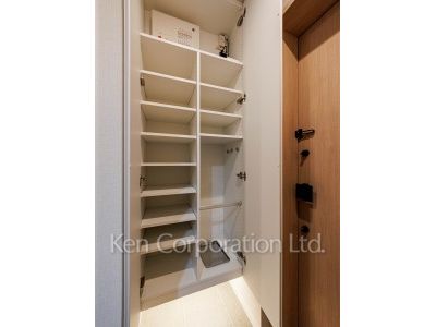 OIMACHI TRACKS RESIDENCE(SOHOフロア)の写真 シューズクローゼット ※14階の同じ間取タイプを撮影。仕様が異なることがあります。