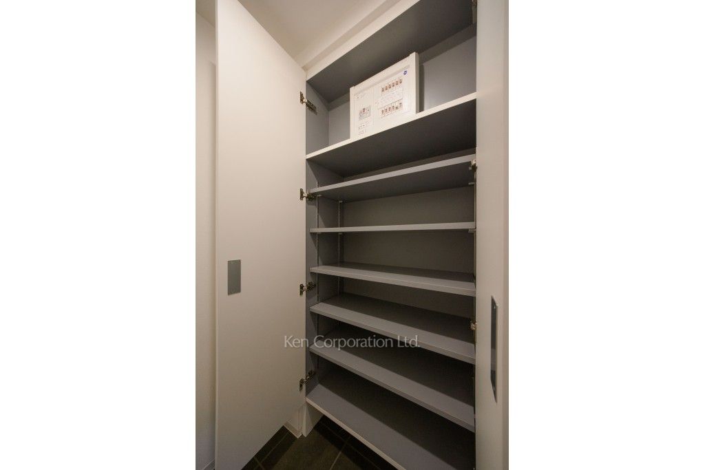 ガーデンレジデンス恵比寿の写真 シューズクローゼット ※2階の同じ間取タイプを撮影。仕様が異なることがあります。