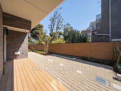 the UPPERHOUSE SHIROKANEの写真 ウッドバルコニー