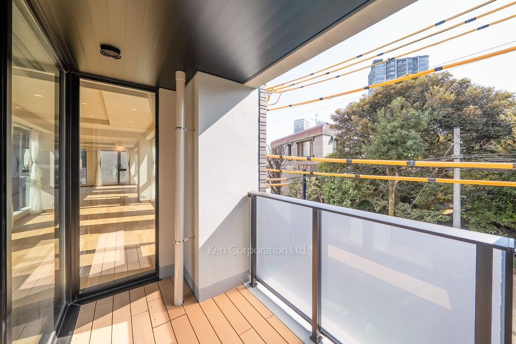 the UPPERHOUSE SHIROKANEの写真 ウッドバルコニー