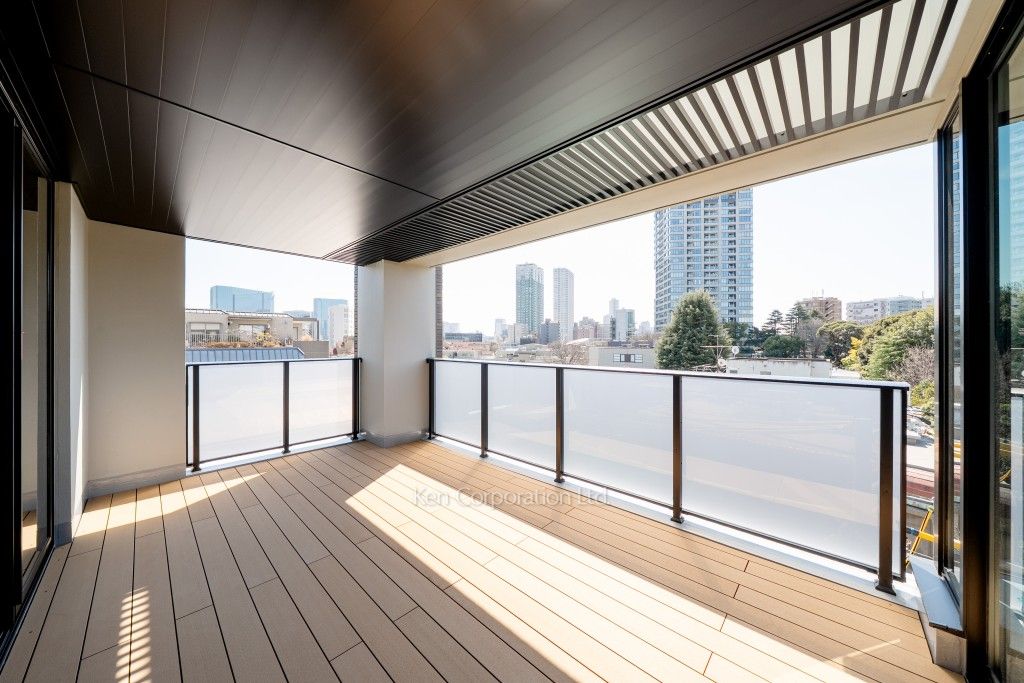 the UPPERHOUSE SHIROKANEの写真 ウッドバルコニー