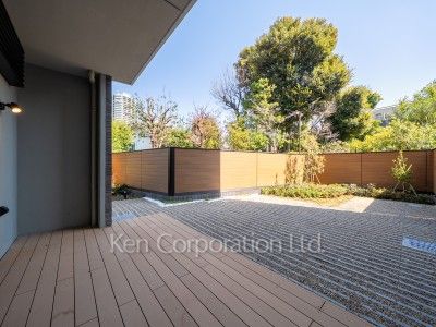 the UPPERHOUSE SHIROKANEの写真 ウッドバルコニー