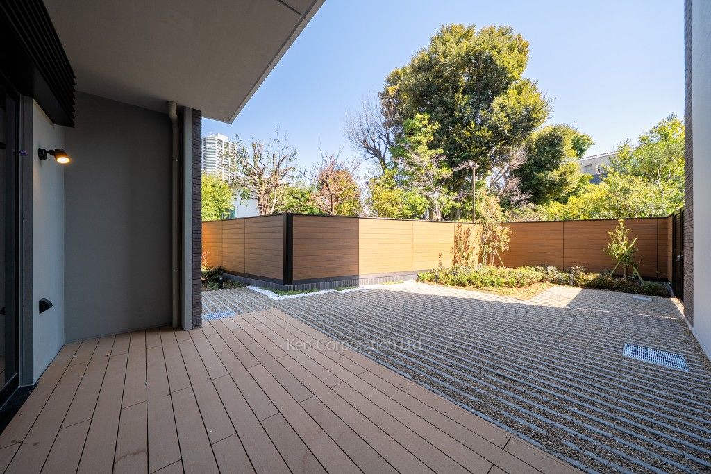 the UPPERHOUSE SHIROKANEの写真 ウッドバルコニー