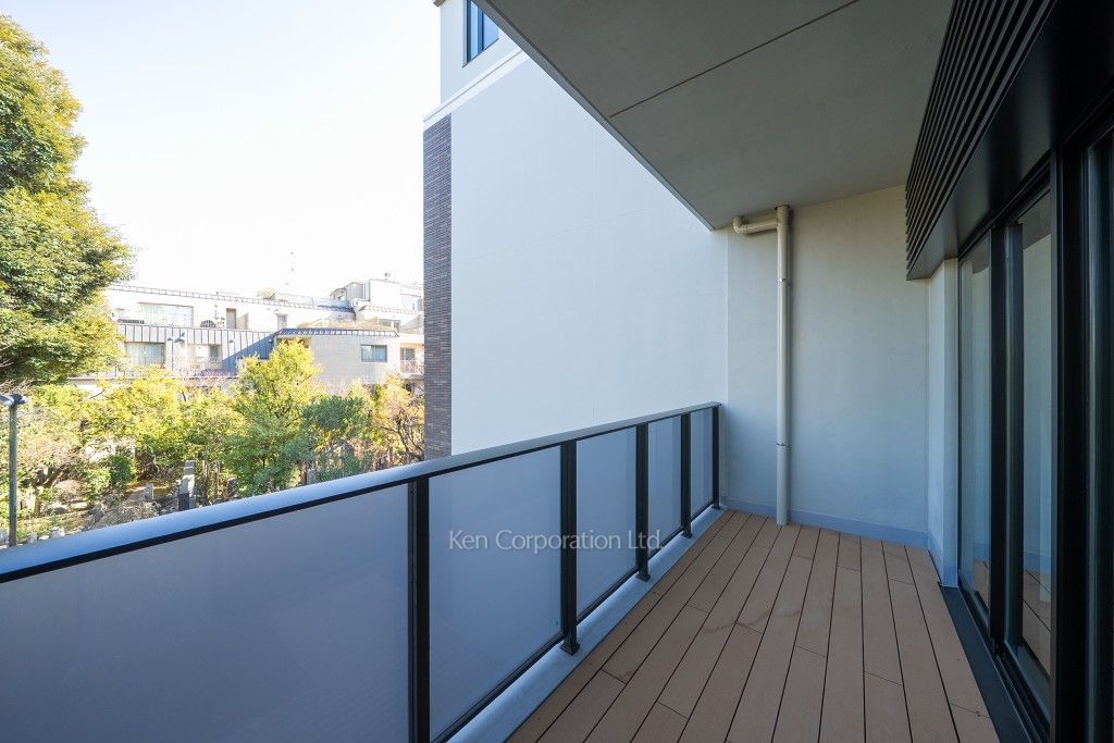 the UPPERHOUSE SHIROKANEの写真 ウッドバルコニー