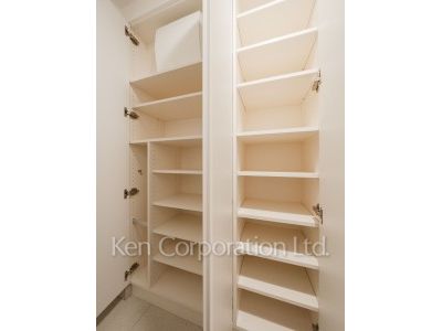 イプセ白金台の写真 シューズクローゼット ※2階の同じ間取タイプを撮影。仕様が異なることがあります。