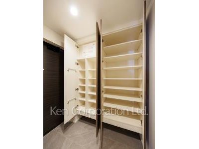 シューズクローゼット ※7階の同じ間取タイプを撮影。仕様が異なることがあります。