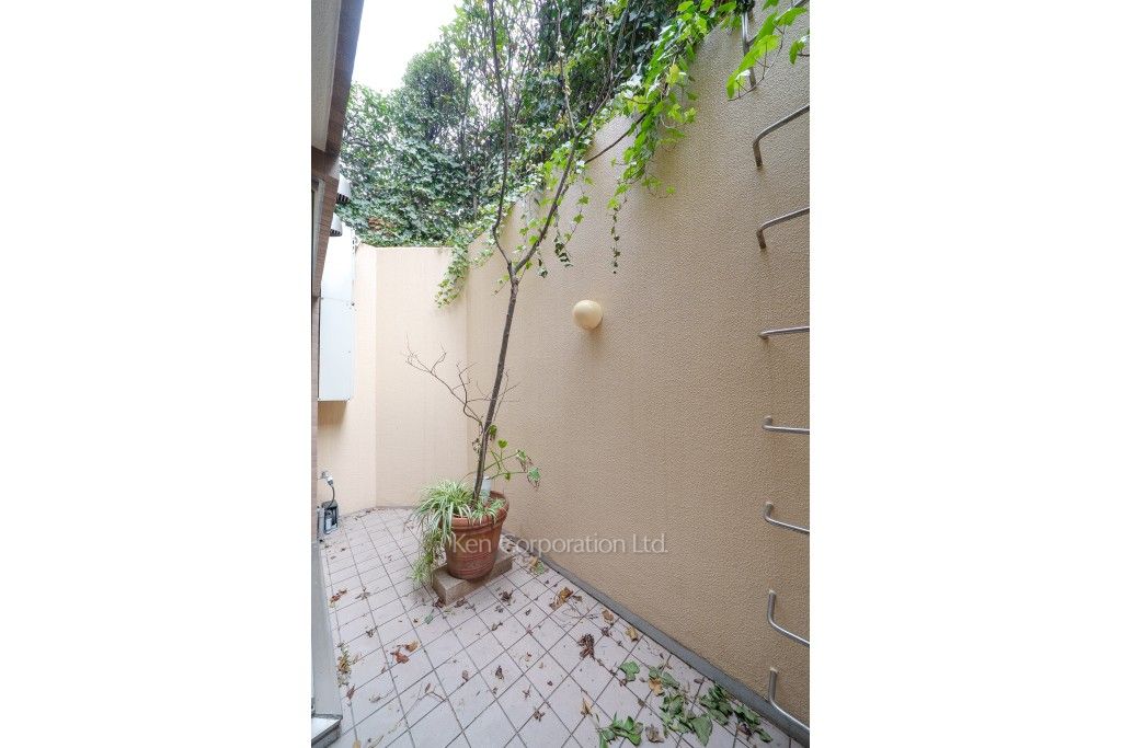 ヒルハイツ代官山の写真 ドライエリア　バルコニー　※家具家電付