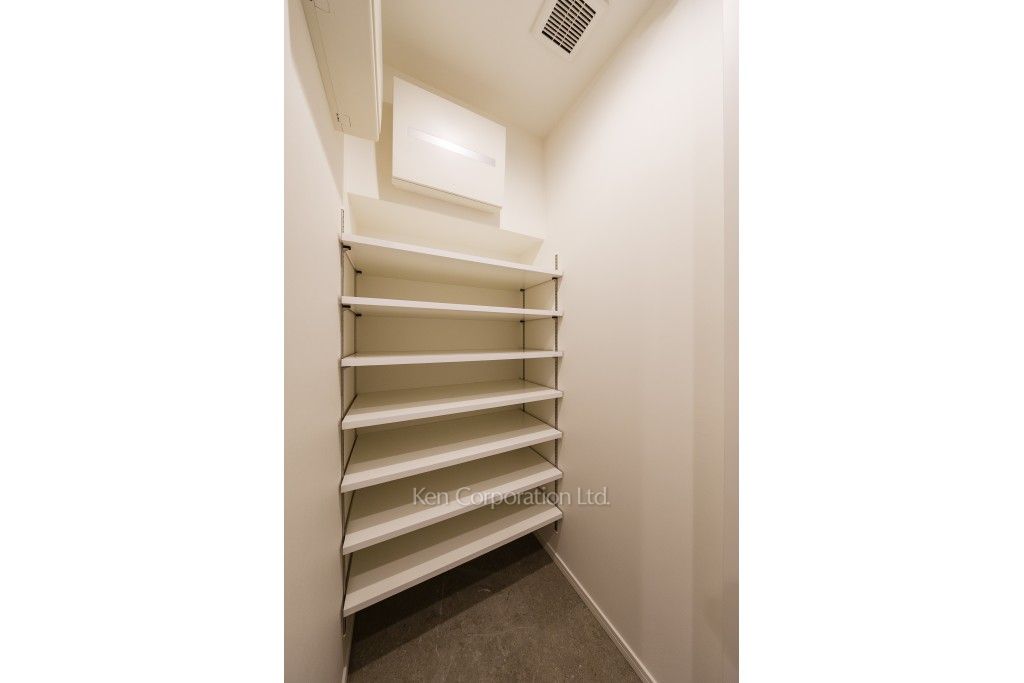 WORLD TOWER RESIDENCE(ワールドタワーレジデンス)の写真 シューズインクローゼット