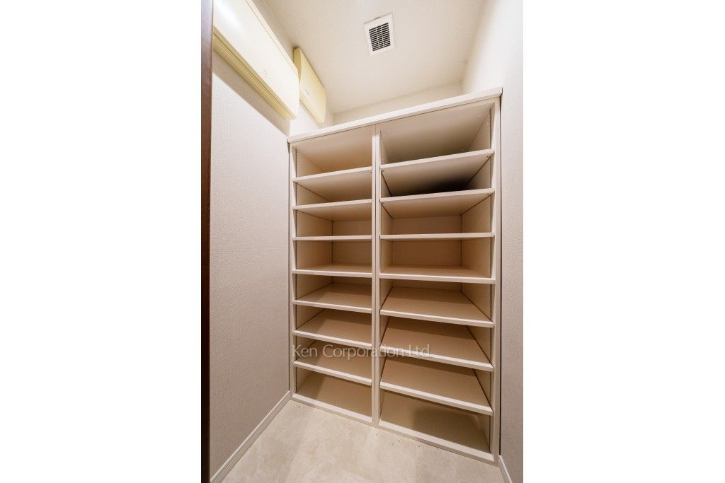 青山ザ・タワーの写真 シューズインクローゼット