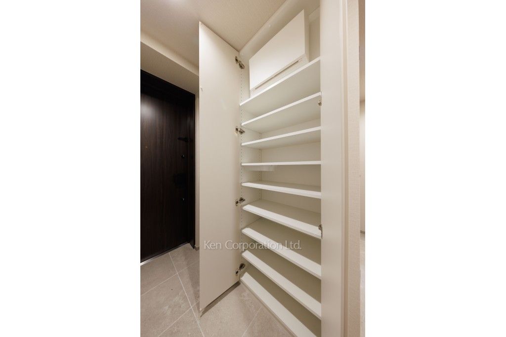 JIYUGAOKA MUSE SQUARE THE RESIDENCEの写真 シューズクローゼット ※11階の同じ間取タイプを撮影。仕様が異なることがあります。