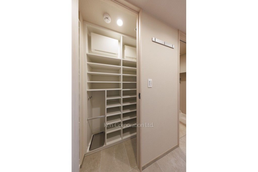JIYUGAOKA MUSE SQUARE THE RESIDENCEの写真 シューズインクローゼット ※11階の同じ間取タイプを撮影。仕様が異なることがあります。