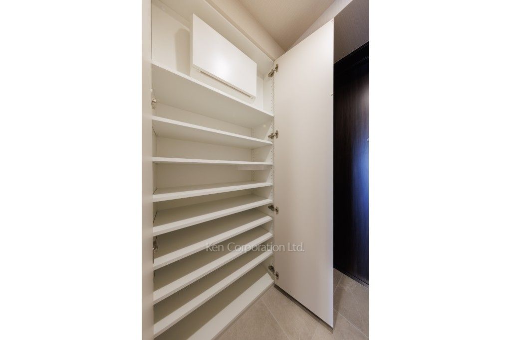 JIYUGAOKA MUSE SQUARE THE RESIDENCEの写真 シューズクローゼット ※11階の同じ間取タイプを撮影。仕様が異なることがあります。