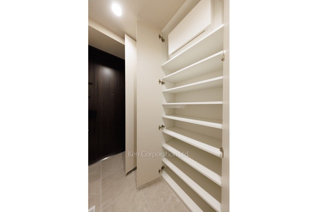 JIYUGAOKA MUSE SQUARE THE RESIDENCEの写真 シューズクローゼット ※11階の同じ間取タイプを撮影。仕様が異なることがあります。